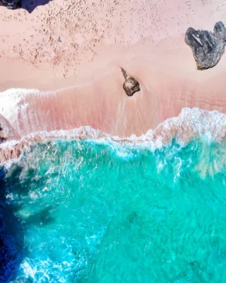 Bermuda's beautiful shores are 'waving' hello. 🌊  Whisk yourself away on a memorable escape to The Pink Palace—you'll enjoy 15% off your stay by booking our Hello Summer! offer directly. Visit our Link in Bio for details. #HamiltonPrincess

(📷: @MPeacockMedia)